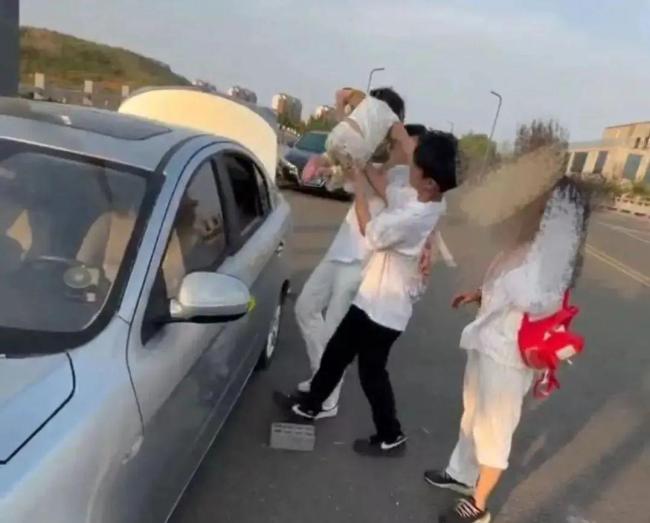 女童被困車(chē)內(nèi)三少年破窗救人 高溫下的生命救援