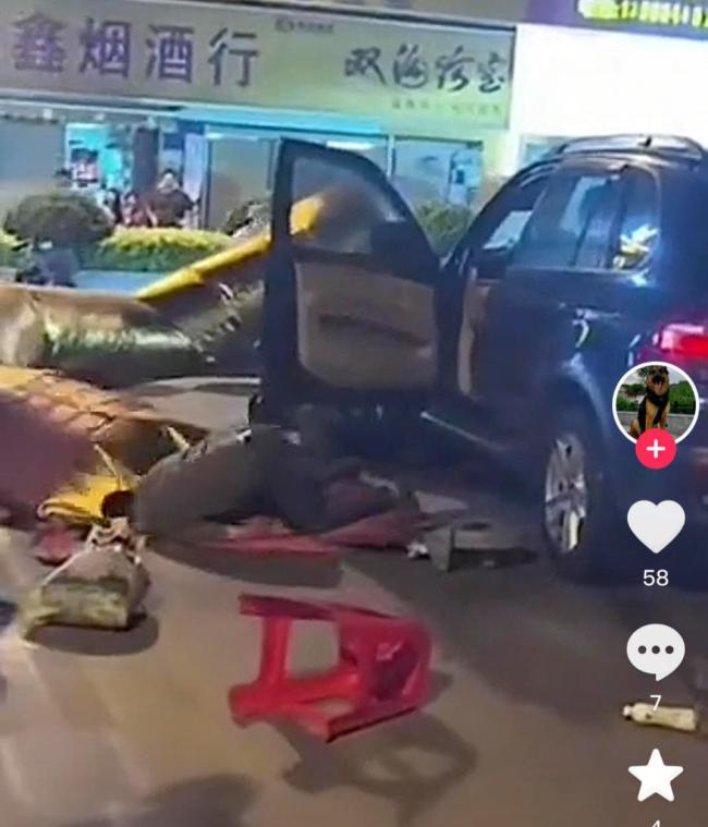 福建一男子駕車疑撞人 鎮(zhèn)政府回應(yīng)：男子有飲酒 已被警方控制
