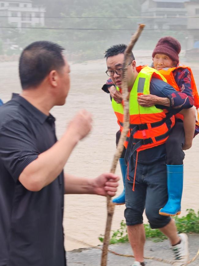 重庆彭水多个乡镇遭遇暴雨袭击