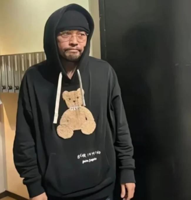 有網(wǎng)友在日本街頭偶遇周杰倫 走路姿勢似乎有些吃力