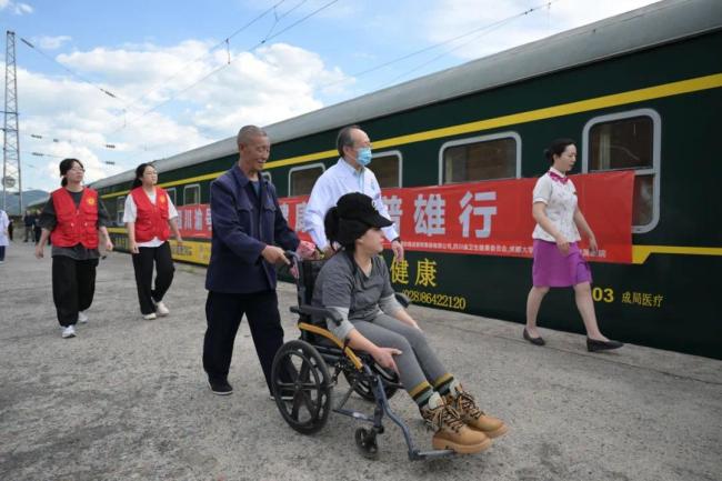 免費(fèi),！這趟“熊貓列車”已抵達(dá),，現(xiàn)場(chǎng)火爆！