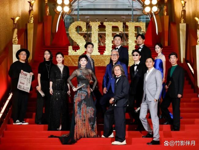 王家卫方辟谣与杨幂赵丽颖合作 大女主戏外暗战引关注