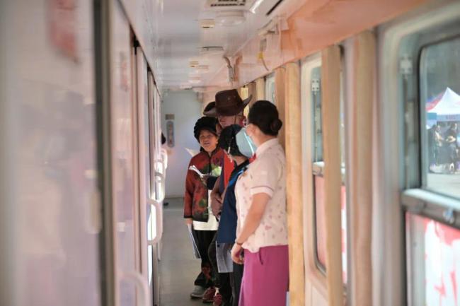 免費(fèi),！這趟“熊貓列車”已抵達(dá)，現(xiàn)場(chǎng)火爆,！