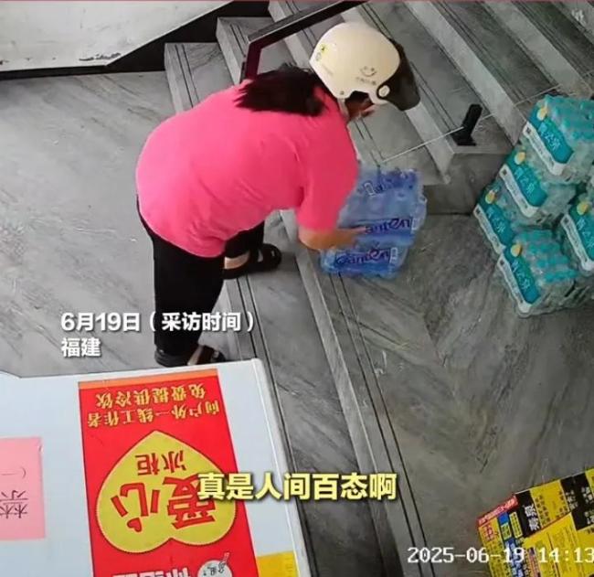 老板開(kāi)補(bǔ)給站免費(fèi)送出近萬(wàn)瓶水 有人成箱送有人成袋拿