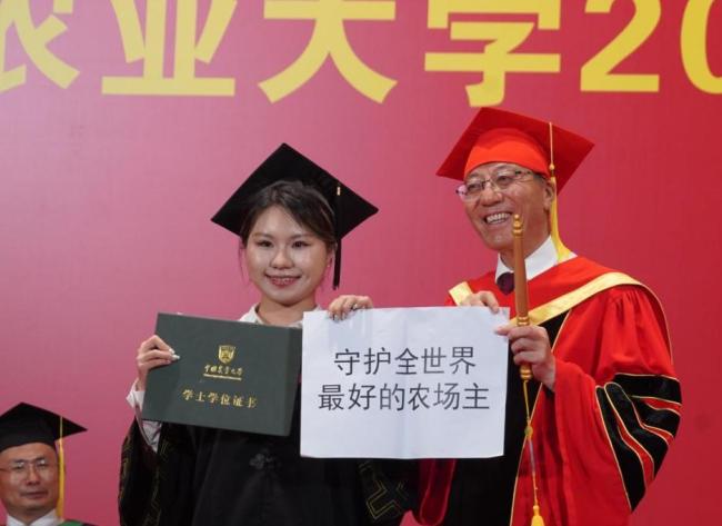 校长用两天为全体毕业生一一拨穗 超长待机宠学生