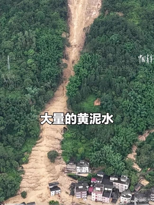 村干部暴雨夜巡查被洪水侵襲的村子 深夜盡職救村民