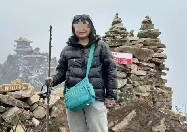 秦嶺失聯(lián)女子曾被拍到經(jīng)過(guò)草甸崖邊 家屬急尋線索
