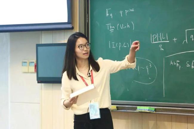 破译两位数学天才王虹与韦东奕的“加密对话”：数学家眼里的宇宙规则 学术交流的魅力