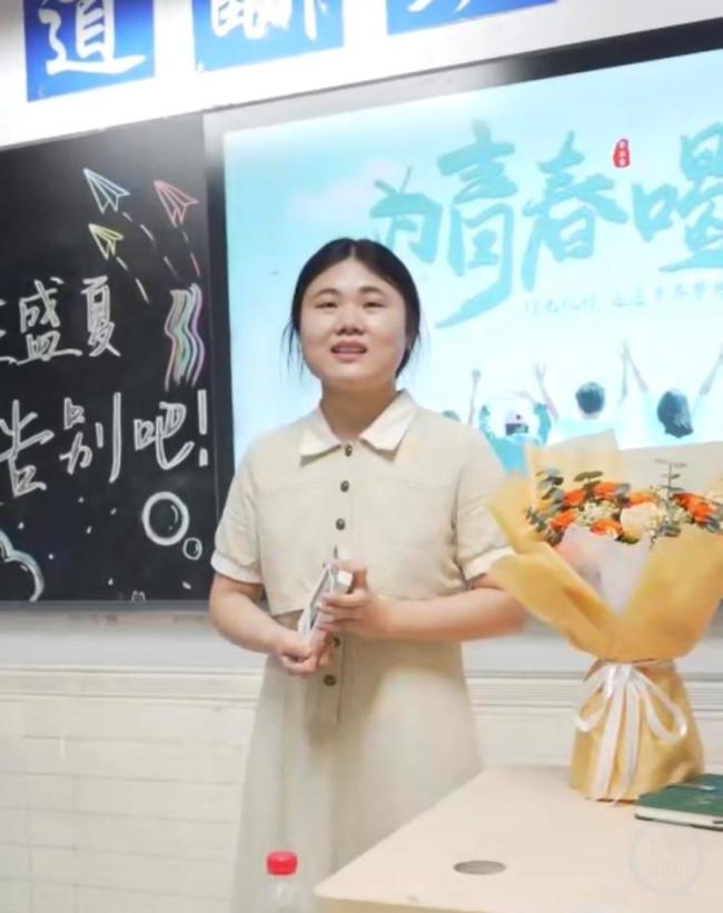 實(shí)習(xí)老師送全班太空版明信片 獨(dú)特告別禮引發(fā)學(xué)生喜愛