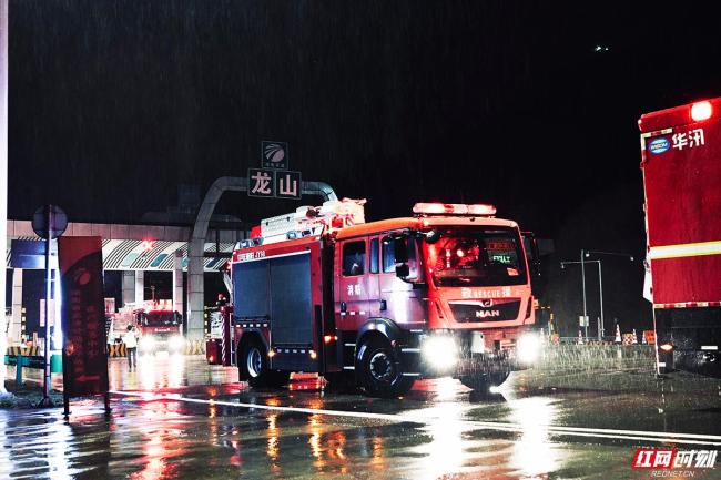 多地遭遇持续强降雨 救援现场直击 消防紧急救援