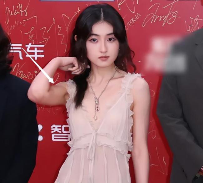 上影节闭幕式多位女明星走红毯 红毯争艳各具风采