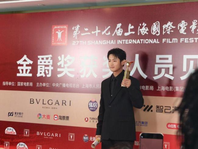 史彭元獲上影節(jié)亞新獎最佳男演員獎 演繹迷茫少年
