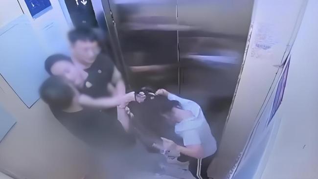 11岁女孩独自乘电梯 遭成年男子撕扯头发暴力拖拽
