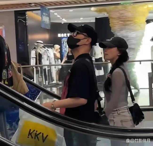 汪峰与女友新疆逛街 怕她走丢的小心谨慎