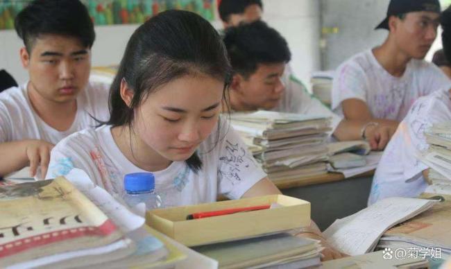 2025年考再差，也不建议复读？学者谈多所高校公开不招复读生