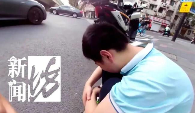 坐街邊開導(dǎo)哭泣男孩的民警找到了 暖心舉動(dòng)獲贊無數(shù)