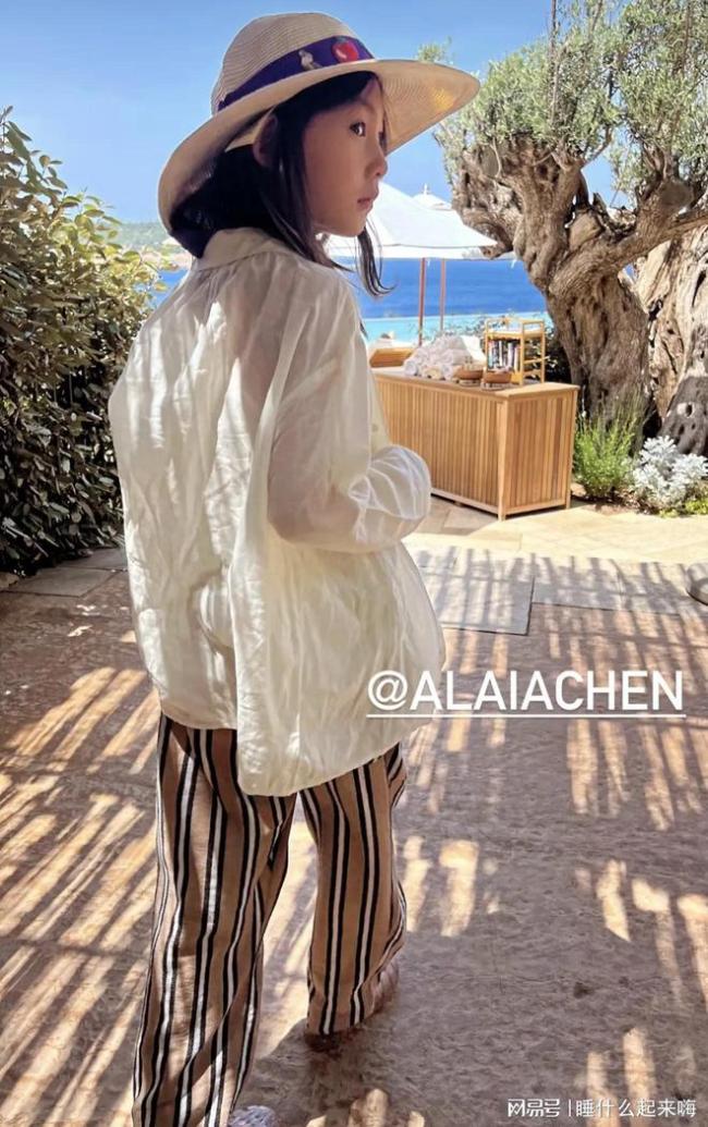 陈冠希秦舒培带女儿海边度假 时尚一家乐享阳光