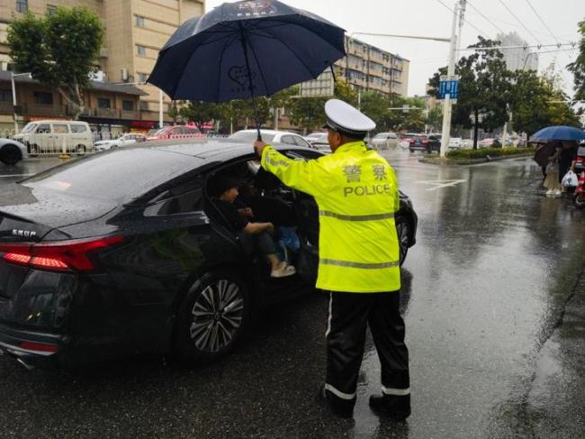 學(xué)生拄拐赴考民警撐傘攙扶 溫情守護(hù)顯初心