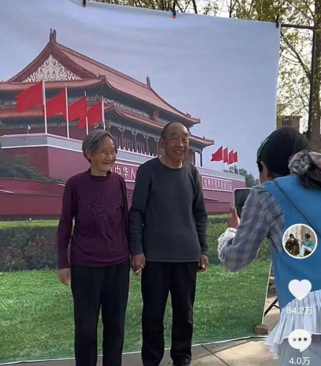 河南27岁女生乡村卖货走红 小货车架起爱心桥