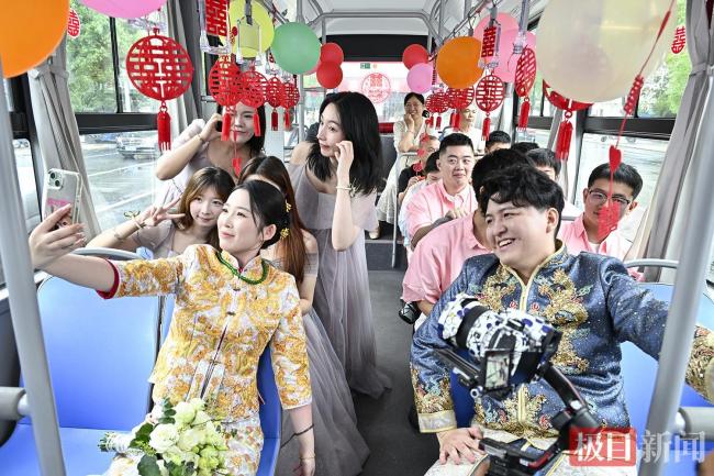 湖北一对新人租公交车当婚车 低碳婚礼引领新风尚