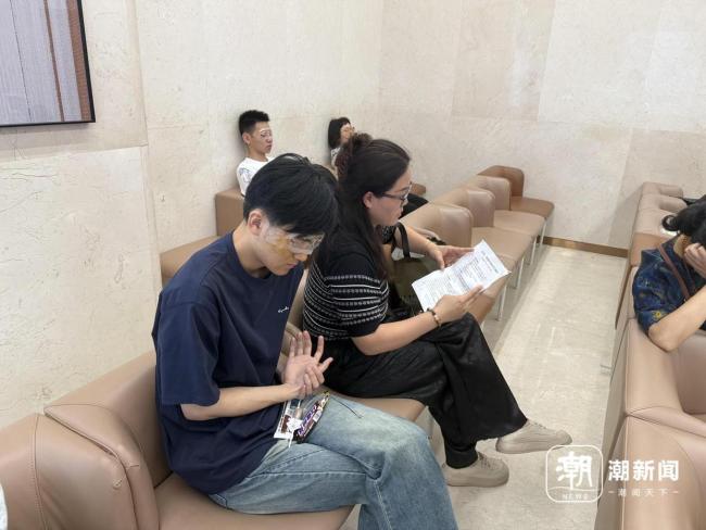 高考后學(xué)生"扎堆"做近視手術(shù) 暑期就診高峰來臨