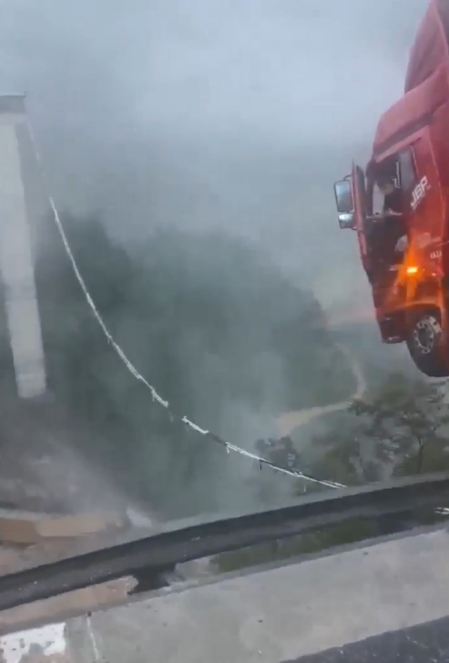 厦蓉高速一高速桥因持续强降雨垮塌 引桥变形致交通管制