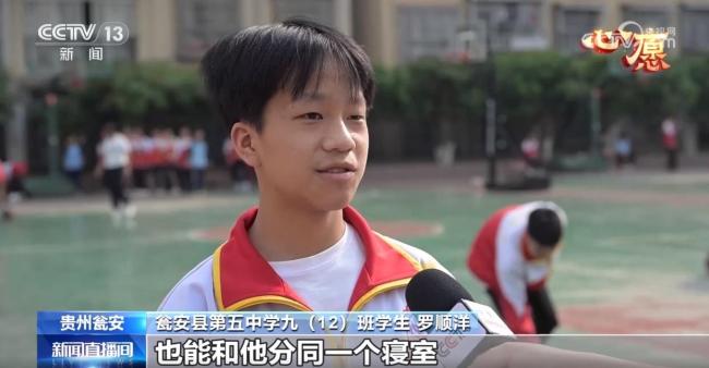 少年坚持三年背同学上学 一起奔赴中考考场