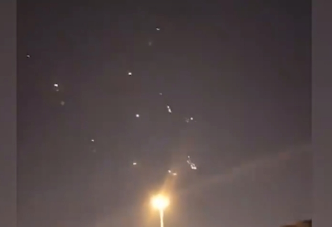伊襲美軍基地：多枚導彈沖上夜空