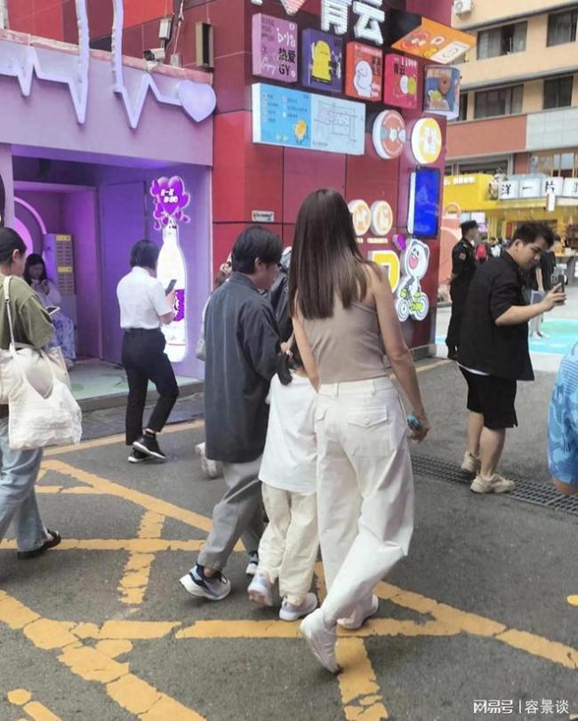 王祖蓝李亚男一家来贵阳避暑