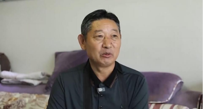 幼童悬空三楼邻居冒雨救人 退伍老兵高空托举