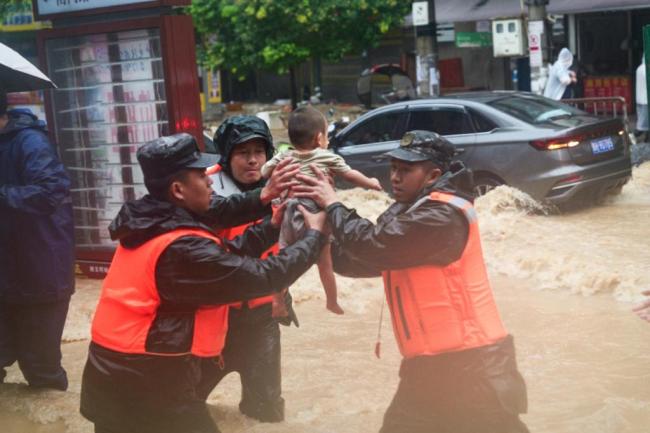貴州武警官兵馳援榕江轉(zhuǎn)移受災群眾