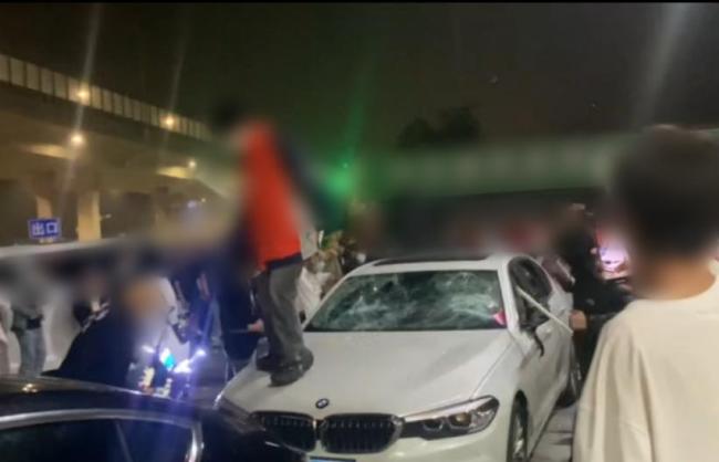 多人加油站內(nèi)砸車打人被抓