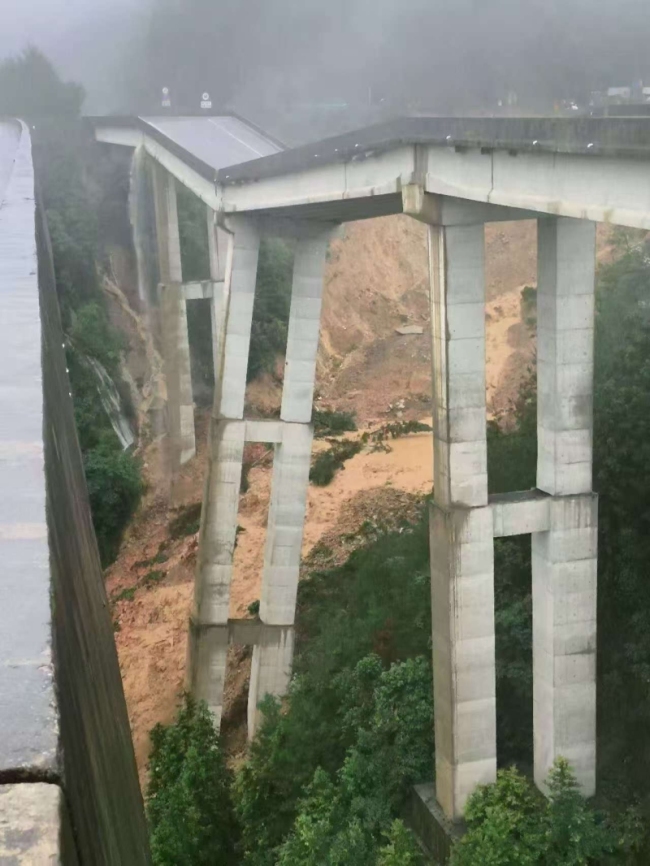 厦蓉高速一高速桥因持续强降雨垮塌 引桥变形致交通管制