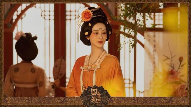 杨紫出席白玉兰颁奖 90后小花争艳