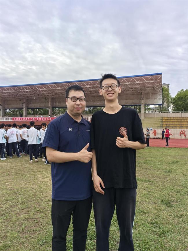 一班三个高分屏蔽考生，查到成绩班主任嘴角压不住了鼓掌狂喜