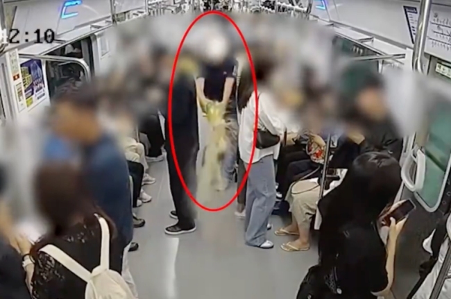 韩国首尔地铁纵火案监控曝光 孕妇跌倒众人惊慌逃离