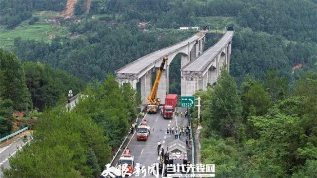 懸空貨車司機(jī)講述獲救細(xì)節(jié) 科學(xué)調(diào)度避免更大損失
