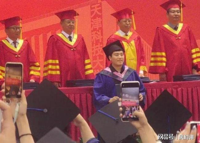 28岁梁靖崑研究生毕业，身穿硕士服被大家围观