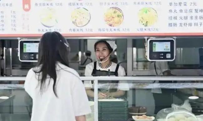 毕业典礼发言爆火食堂阿姨打假 真情流露感动学子