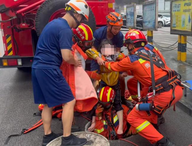 貴州8歲女童被沖進下水道 7小時后成功獲救
