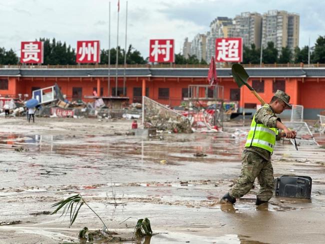 实拍洪水过后的贵州榕江 球场受损严重