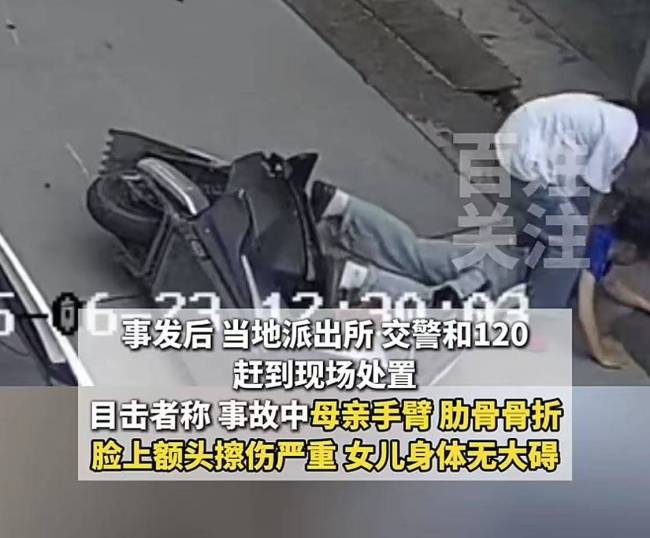 监控：2人骑电动车经过被掉落货物砸倒