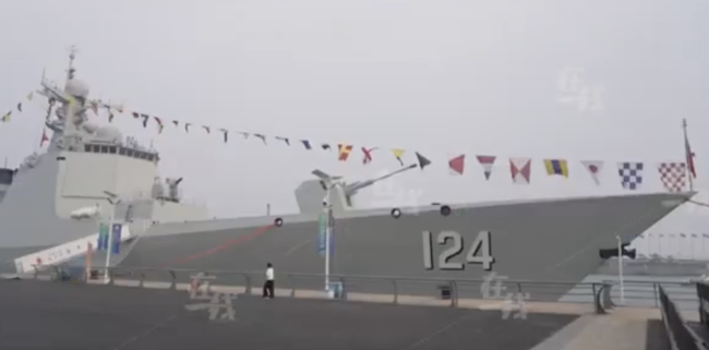 伊防長(zhǎng)登上“開(kāi)封號(hào)”驅(qū)逐艦參觀