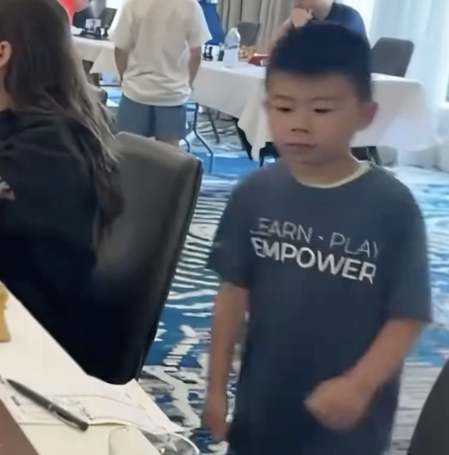 外國(guó)女生國(guó)際象棋賽遇到中國(guó)小孩哥