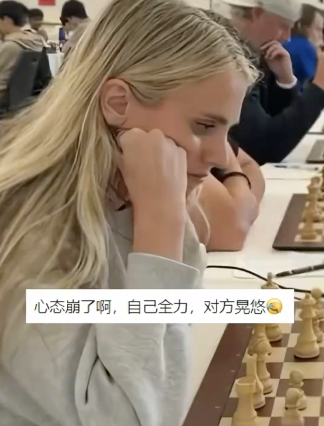 外國女生國際象棋賽遇到中國小孩哥