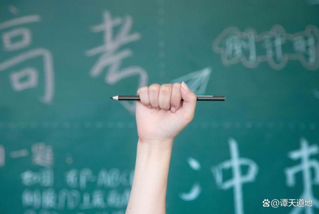 女生高考300多分全家沸腾：光宗耀祖 家庭温暖胜过分数