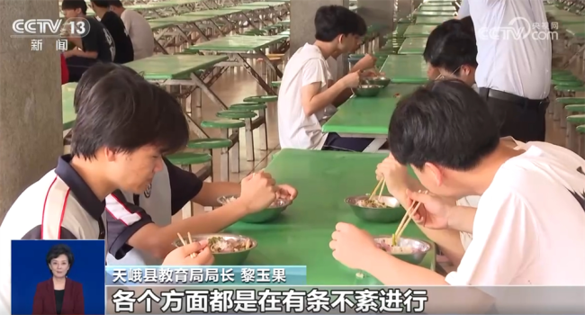 直擊抗洪搶險(xiǎn)一線 救援隊(duì)緊急轉(zhuǎn)移被困學(xué)生