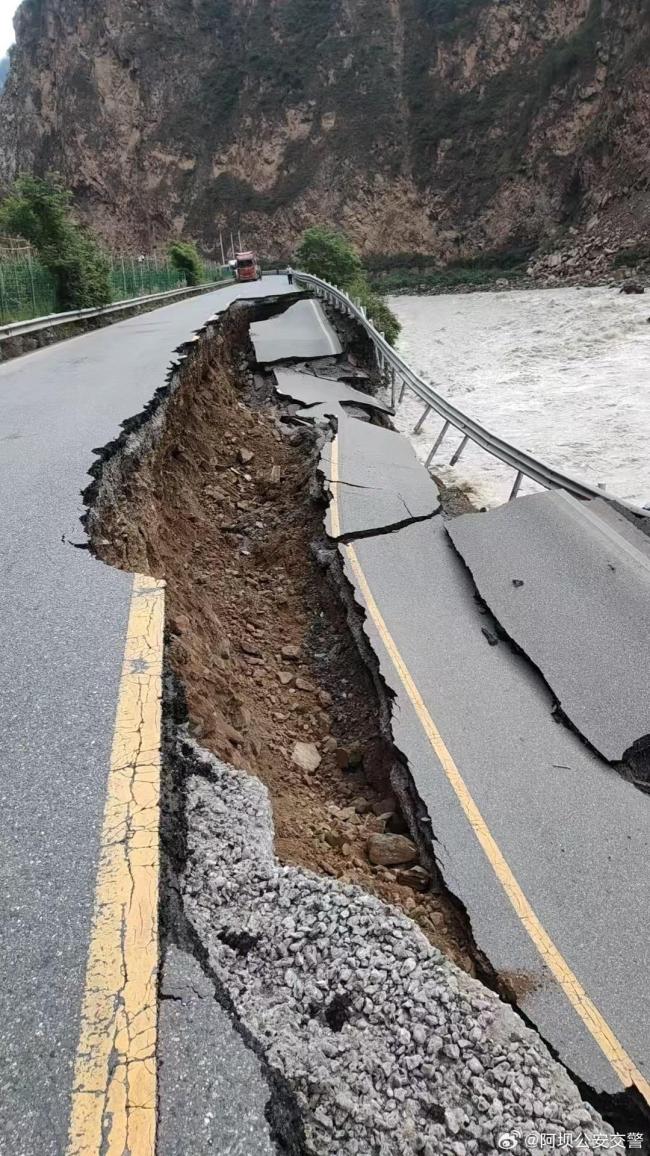 水流沖垮國道路基 四川茂縣213線交通管制