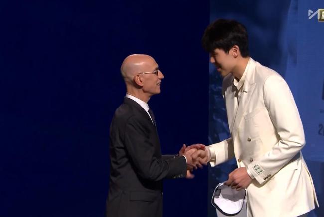 杨瀚森成第9位被选中的中国球员 生日圆梦NBA