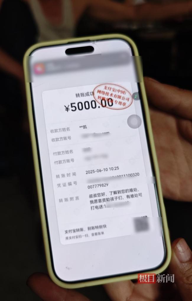 考場外跪謝爺爺?shù)碾p胞胎高考成績出爐 分?jǐn)?shù)略低于預(yù)期